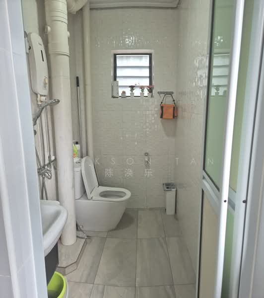 131 Cashew Road, 131 Cashew Road, 2 Bedrooms, 786 sqft, HDB Flat For Rent, by Jackson Tan 陈涣乐, 500156910 - Bathroom - PropertyGuru.com.sg