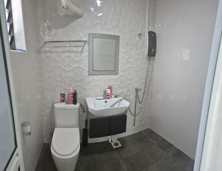131 Cashew Road, 131 Cashew Road, 2 Bedrooms, 786 sqft, HDB Flat For Rent, by Jackson Tan 陈涣乐, 500156910 - Bathroom - PropertyGuru.com.sg