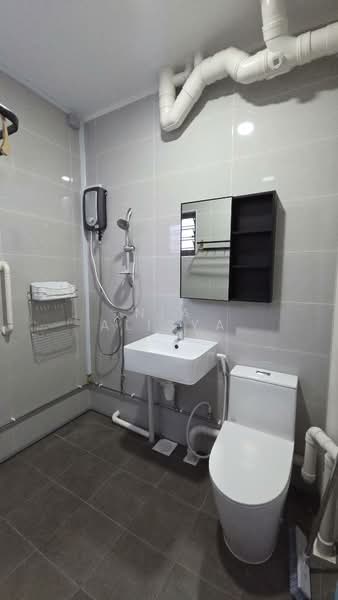 875 Tampines Street 84, 875 Tampines Street 84, 2 Bedrooms, 797 sqft, HDB Flat For Rent, by Nia Alisya, 500156925 - Bathroom - PropertyGuru.com.sg