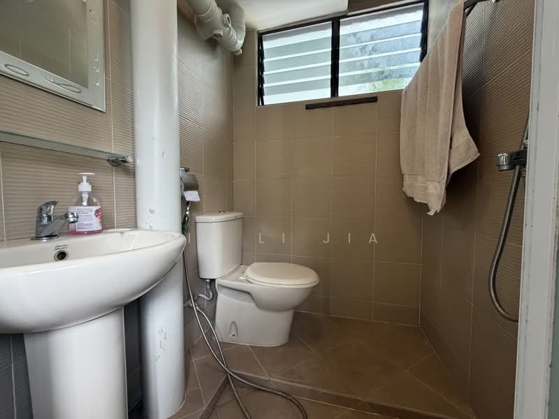 712 Bedok Reservoir Road, 712 Bedok Reservoir Road, 2 Bedrooms, 731 sqft, HDB Flat For Rent, by Lim Li Jia, 500156964 - Bathroom - PropertyGuru.com.sg