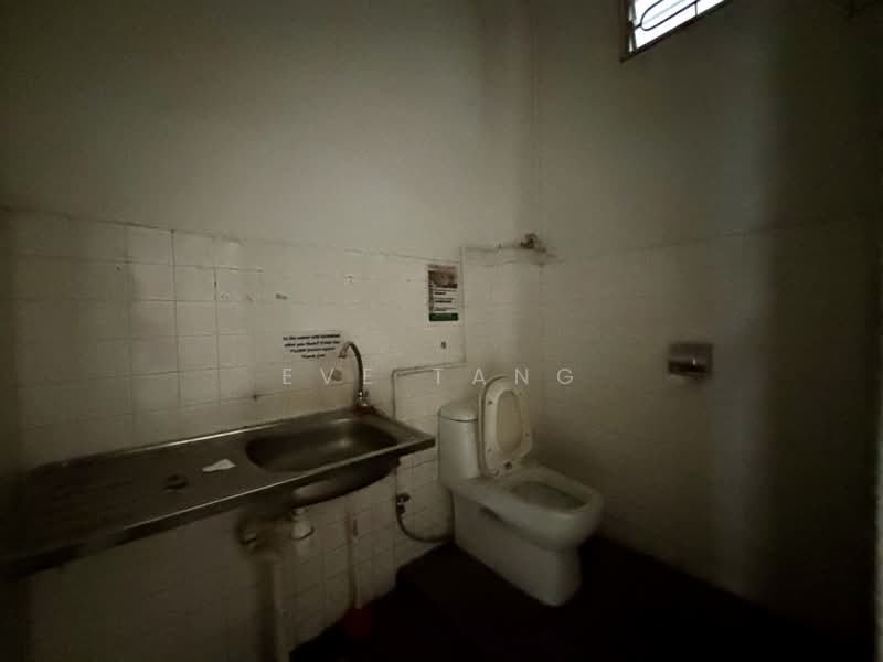 Hong Lim Complex, 531 Upper Cross Street, 614 sqft, Food & Beverage For Rent, by Eve Tang, 500157017 - Bathroom - CommercialGuru.com.sg