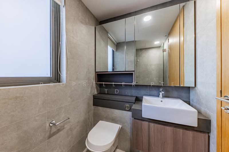 Midwood, 8 Hillview Rise, 2 Bedrooms, 786 sqft, Condominium For Sale, by Gina Tow, 500157060 - Bathroom - PropertyGuru.com.sg