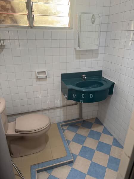 429 Jurong West Avenue 1, 429 Jurong West Avenue 1, 2 Bedrooms, 750 sqft, HDB Flat For Rent, by Mohamed Ameen, 500157079 - Bathroom - PropertyGuru.com.sg