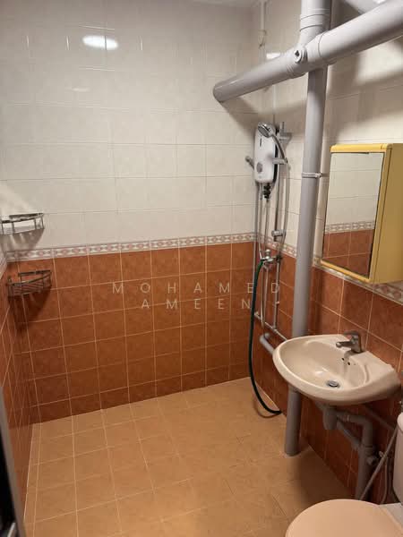 429 Jurong West Avenue 1, 429 Jurong West Avenue 1, 2 Bedrooms, 750 sqft, HDB Flat For Rent, by Mohamed Ameen, 500157079 - Bathroom - PropertyGuru.com.sg