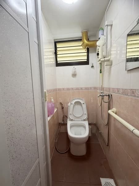 228 Lorong 8 Toa Payoh, 228 Lorong 8 Toa Payoh, 3 Bedrooms, 883 sqft, HDB Flat For Sale, by Desiree Leung, 500157114 - Bathroom - PropertyGuru.com.sg