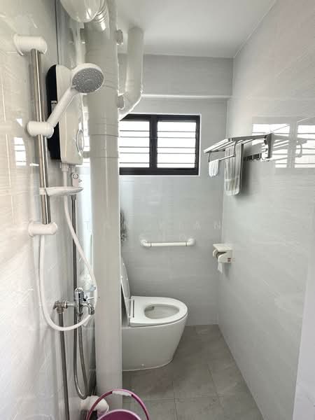 403 Fajar Road, 403 Fajar Road, Room Rental, 160 sqft, HDB Flat For Rent, by Tan Kian Seng, 500157142 - Bathroom - PropertyGuru.com.sg