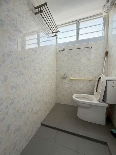 123 Hougang Avenue 1, 123 Hougang Avenue 1, 3 Bedrooms, 979 sqft, HDB Flat For Sale, by Yuna Lim, 500157193 - Bathroom - PropertyGuru.com.sg