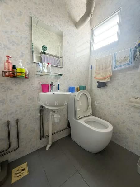 123 Hougang Avenue 1, 123 Hougang Avenue 1, 3 Bedrooms, 979 sqft, HDB Flat For Sale, by Yuna Lim, 500157193 - Bathroom - PropertyGuru.com.sg