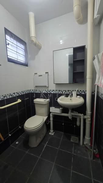 622 Bedok Reservoir Road, 622 Bedok Reservoir Road, 3 Bedrooms, 979 sqft, HDB Flat For Sale, by James Yeo, 500157233 - Bathroom - PropertyGuru.com.sg