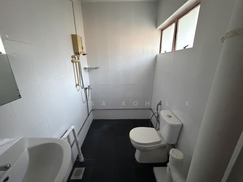 512 Bukit Batok Street 52, 512 Bukit Batok Street 52, 3 Bedrooms, 1,572 sqft, HDB Flat For Sale, by Alyssa Koh L X, 500157266 - Bathroom - PropertyGuru.com.sg