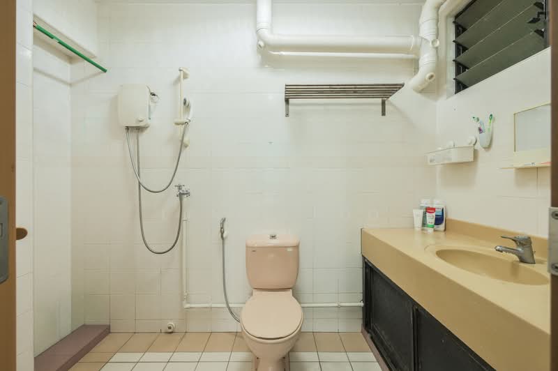 689 Jurong West Central 1, 689 Jurong West Central 1, 3 Bedrooms, 1,066 sqft, HDB Flat For Sale, by Lynn Choo, 500157279 - Bathroom - PropertyGuru.com.sg
