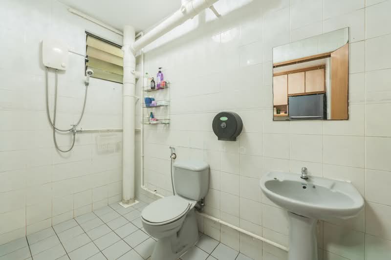 689 Jurong West Central 1, 689 Jurong West Central 1, 3 Bedrooms, 1,066 sqft, HDB Flat For Sale, by Lynn Choo, 500157279 - Bathroom - PropertyGuru.com.sg
