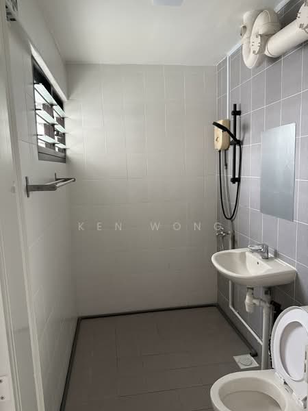 149 Bishan Street 11, 149 Bishan Street 11, 4 Bedrooms, 1,313 sqft, HDB Flat For Rent, by Ken Wong, 500157289 - Bathroom - PropertyGuru.com.sg