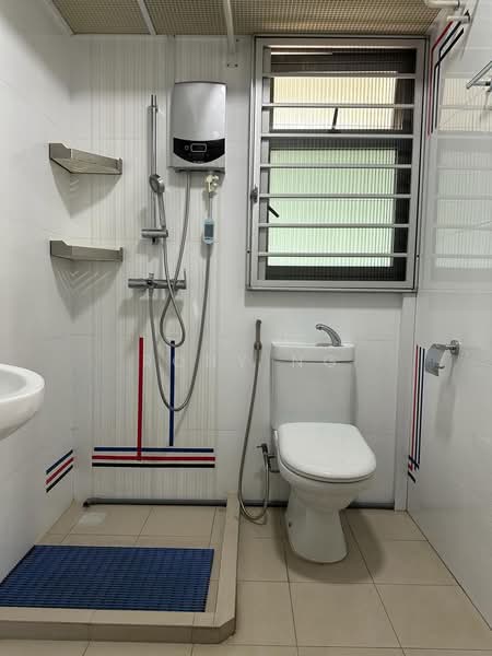 436A Bukit Batok West Avenue 5, 436A Bukit Batok West Avenue 5, 1 Bedroom, 409 sqft, HDB Flat For Sale, by Rony Ng, 500157290 - Bathroom - PropertyGuru.com.sg
