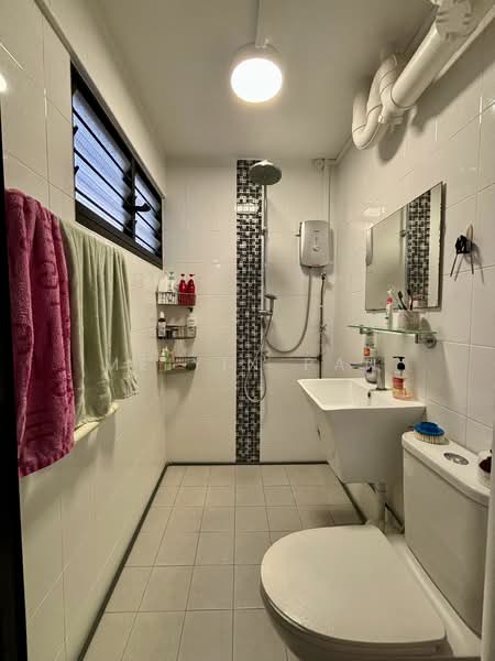 265 Yishun Street 22, 265 Yishun Street 22, 3 Bedrooms, 904 sqft, HDB Flat For Sale, by Meiyin Pan, 500157353 - Master Bathroom - PropertyGuru.com.sg