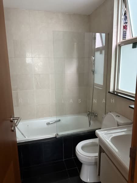 Sunglade, 1 Serangoon Avenue 2, 2 Bedrooms, 900 sqft, Condominium For Rent, by Nicholas Nah, 500157407 - Bathroom - PropertyGuru.com.sg