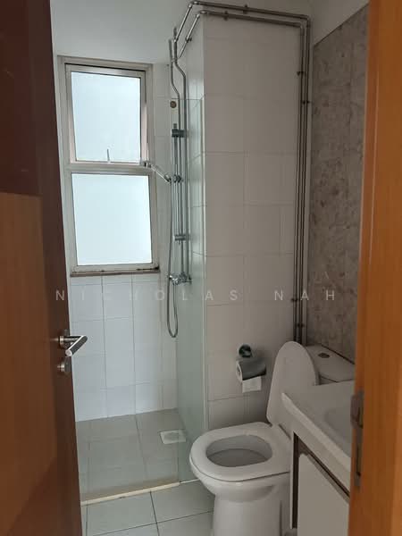 Sunglade, 1 Serangoon Avenue 2, 2 Bedrooms, 900 sqft, Condominium For Rent, by Nicholas Nah, 500157407 - Bathroom - PropertyGuru.com.sg