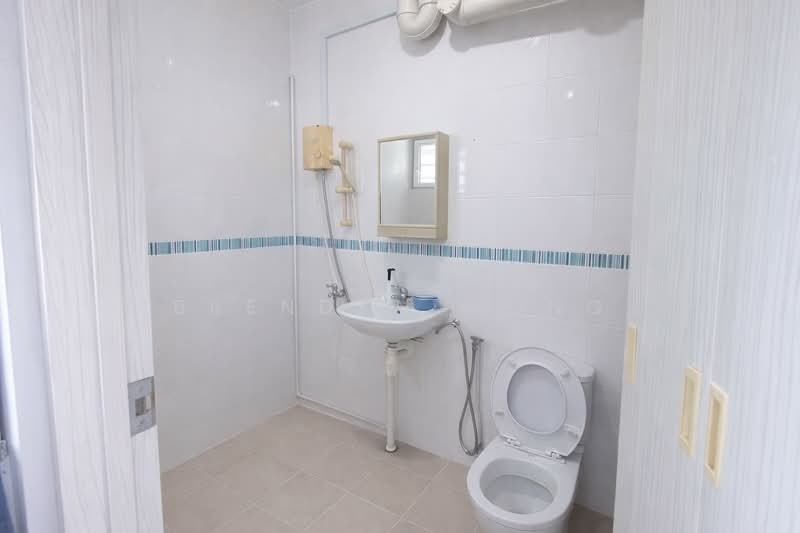 814 Tampines Street 81, 814 Tampines Street 81, Room Rental, 150 sqft, HDB Flat For Rent, by Brendan Wong, 500157430 - Bathroom - PropertyGuru.com.sg
