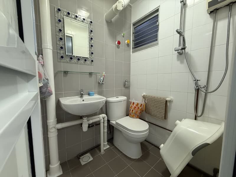 556 Ang Mo Kio Avenue 10, 556 Ang Mo Kio Avenue 10, Room Rental, 130 sqft, HDB Flat For Rent, by Jin Yan, 500157433 - Bathroom - PropertyGuru.com.sg