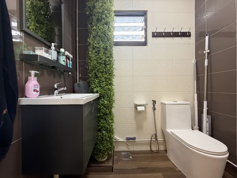 236 Tampines Street 21, 236 Tampines Street 21, 2 Bedrooms, 786 sqft, HDB Flat For Sale, by Eric Choy, 500157453 - Bathroom - PropertyGuru.com.sg