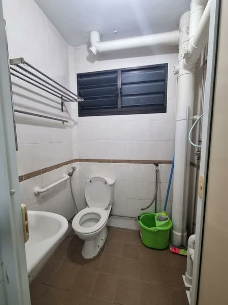 368 Bukit Batok Street 31, 368 Bukit Batok Street 31, 3 Bedrooms, 1,066 sqft, HDB Flat For Rent, by Gary Lim, 500157464 - Bathroom - PropertyGuru.com.sg