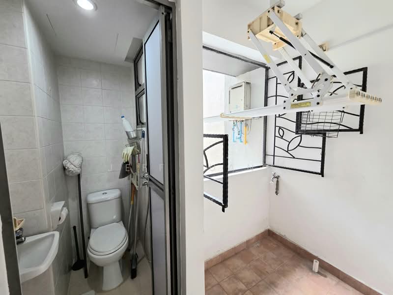 The Florida, 76 Hougang Avenue 7, 3 Bedrooms, 1,292 sqft, Condominium For Rent, by Jeff Huang, 500157509 - Bathroom - PropertyGuru.com.sg