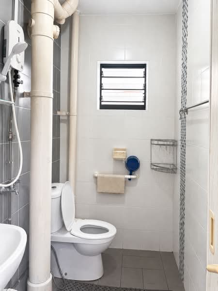 414 Bukit Batok West Avenue 4, 414 Bukit Batok West Avenue 4, 2 Bedrooms, 786 sqft, HDB Flat For Sale, by Steve Htet, 500157528 - Bathroom - PropertyGuru.com.sg