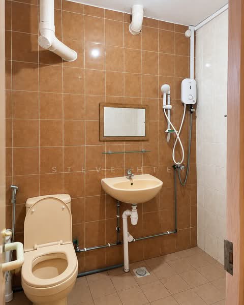 414 Bukit Batok West Avenue 4, 414 Bukit Batok West Avenue 4, 2 Bedrooms, 786 sqft, HDB Flat For Sale, by Steve Htet, 500157528 - Bathroom - PropertyGuru.com.sg
