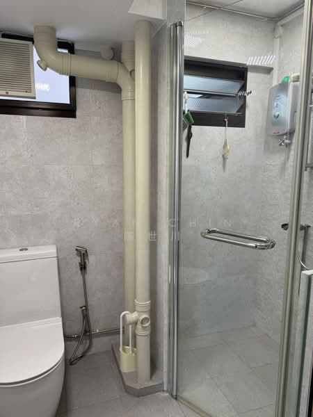 125 Lorong 1 Toa Payoh, 125 Lorong 1 Toa Payoh, 2 Bedrooms, 721 sqft, HDB Flat For Rent, by Ryan Chin 陈世川, 500157561 - Bathroom - PropertyGuru.com.sg