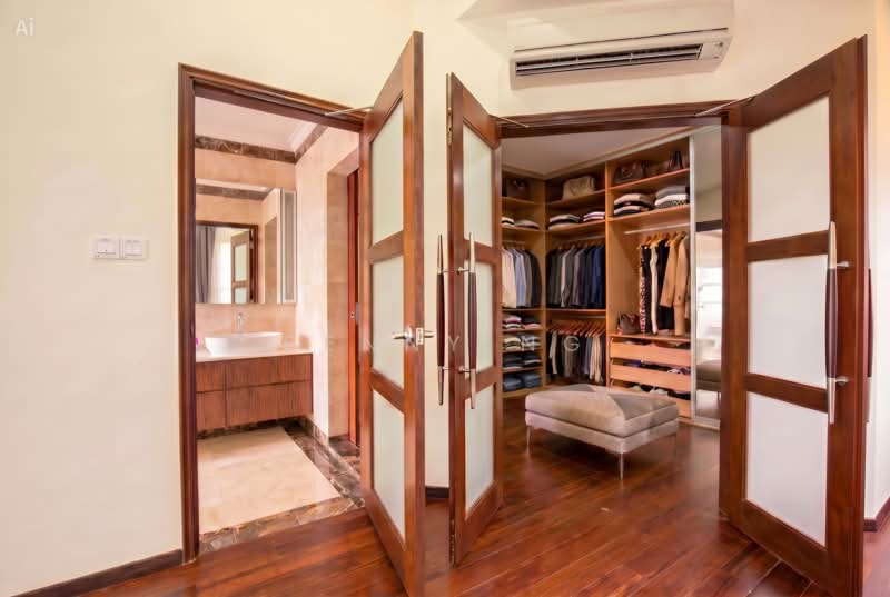 Serangoon Garden Estate, Serangoon Garden Way, 5 Bedrooms, 4,500 sqft, Semi-Detached House For Rent, by Benny Ng, 500157605 - Master Bedroom and walk in wardrobe - PropertyGuru.com.sg
