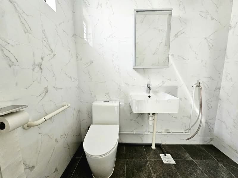 751 Jurong West Street 73, 751 Jurong West Street 73, 3 Bedrooms, 1,119 sqft, HDB Flat For Sale, by Melvin Chng, 500157645 - Bathroom - PropertyGuru.com.sg