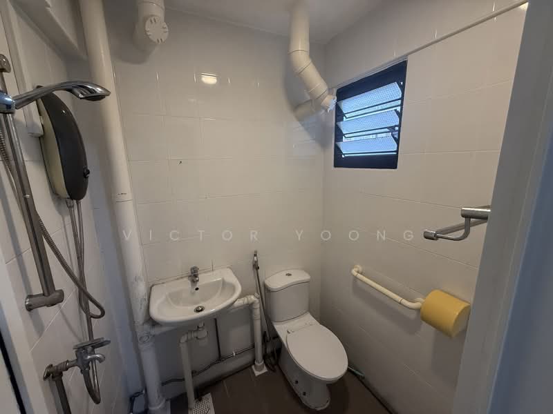702 West Coast Road, 702 West Coast Road, 2 Bedrooms, 721 sqft, HDB Flat For Rent, by Victor Yoong, 500157648 - Master Bathroom - PropertyGuru.com.sg