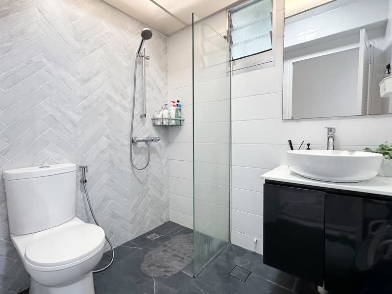 130B Lorong 1 Toa Payoh, 130B Lorong 1 Toa Payoh, 3 Bedrooms, 1,001 sqft, HDB Flat For Sale, by Adee Salleh, 500157666 - Bathroom - PropertyGuru.com.sg