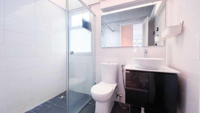 130B Lorong 1 Toa Payoh, 130B Lorong 1 Toa Payoh, 3 Bedrooms, 1,001 sqft, HDB Flat For Sale, by Adee Salleh, 500157666 - Bathroom - PropertyGuru.com.sg