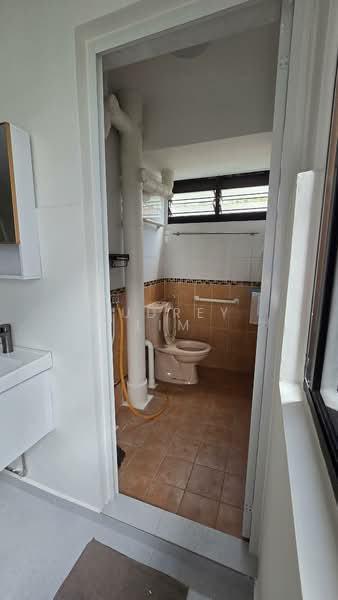 427 Clementi Avenue 3, 427 Clementi Avenue 3, Room Rental, 150 sqft, HDB Flat For Rent, by Audrey Lim, 500157698 - Bathroom - PropertyGuru.com.sg