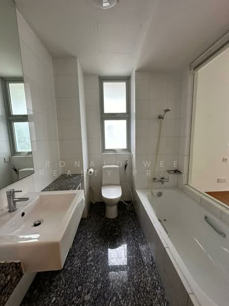 Visioncrest, 33 Oxley Rise, 3 Bedrooms, 1,141 sqft, Condominium For Rent, by SIAH GEOK CHOO, 500157771 - Bathroom - PropertyGuru.com.sg