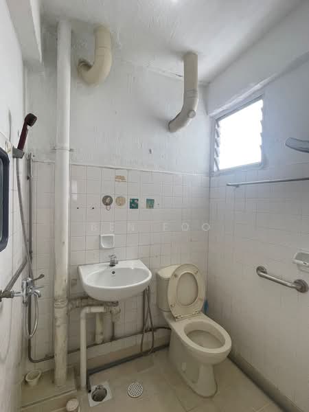 134 Bukit Batok West Avenue 6, 134 Bukit Batok West Avenue 6, 2 Bedrooms, 731 sqft, HDB Flat For Rent, by Ben Foo, 500157806 - Bathroom - PropertyGuru.com.sg