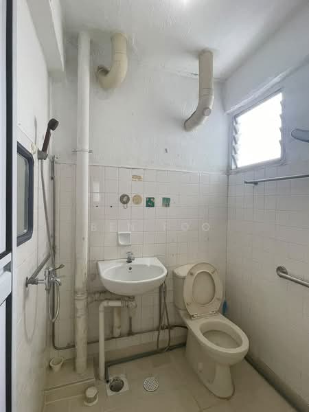 134 Bukit Batok West Avenue 6, 134 Bukit Batok West Avenue 6, 2 Bedrooms, 731 sqft, HDB Flat For Rent, by Ben Foo, 500157806 - Bathroom - PropertyGuru.com.sg