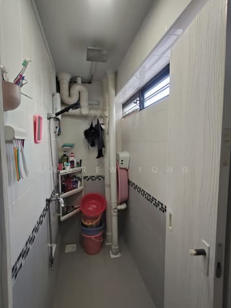37 Teban Gardens Road, 37 Teban Gardens Road, 2 Bedrooms, 807 sqft, HDB Flat For Sale, by Andrew Yong, 500157815 - Bathroom - PropertyGuru.com.sg