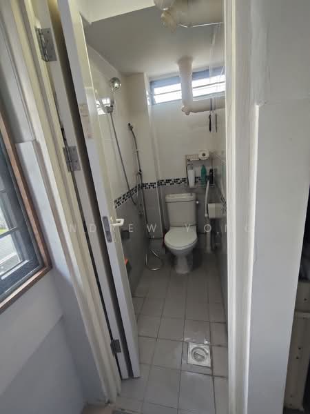 37 Teban Gardens Road, 37 Teban Gardens Road, 2 Bedrooms, 807 sqft, HDB Flat For Sale, by Andrew Yong, 500157815 - Bathroom - PropertyGuru.com.sg