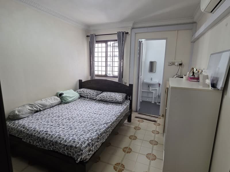 134 Yishun Street 11, 134 Yishun Street 11, 2 Bedrooms, 721 sqft, HDB Flat For Sale, by Suresh ., 500157824 - Bedroom - PropertyGuru.com.sg