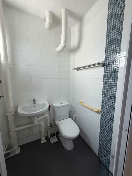 134 Yishun Street 11, 134 Yishun Street 11, 2 Bedrooms, 721 sqft, HDB Flat For Sale, by Suresh ., 500157824 - Bathroom - PropertyGuru.com.sg
