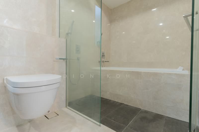6 Derbyshire, 6 Derbyshire Road, 3 Bedrooms, 1,012 sqft, Condominium For Rent, by Dion Koh, 500157828 - Master Bathroom - PropertyGuru.com.sg