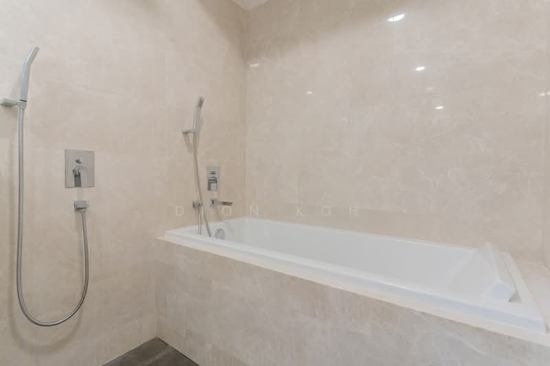 6 Derbyshire, 6 Derbyshire Road, 3 Bedrooms, 1,012 sqft, Condominium For Rent, by Dion Koh, 500157828 - Master Bathroom - PropertyGuru.com.sg