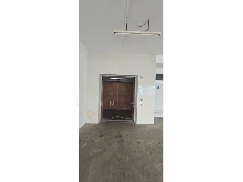 Tradehub 21, 18 Boon Lay Way, 1,600 sqft, Light Industrial (B1) For Rent, by Leon Hon, 500157845 - Entrance - CommercialGuru.com.sg