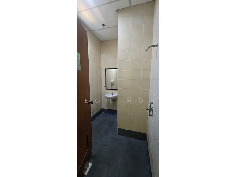 Tradehub 21, 18 Boon Lay Way, 1,600 sqft, Light Industrial (B1) For Rent, by Leon Hon, 500157845 - Bathroom - CommercialGuru.com.sg