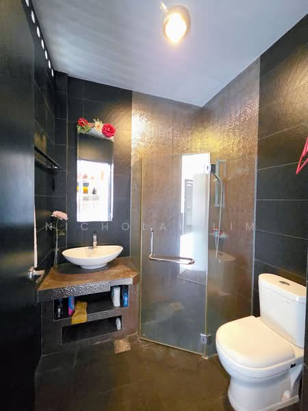 Rare 3.5 Sty Semi Detached, Jalan Bumbong / Jalan Gelegar / Jalan Jendela, 5 Bedrooms, 7,000 sqft, Semi-Detached House For Sale, by Nicholas Lim, 500157863 - Bathroom - PropertyGuru.com.sg