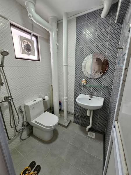 102 Jurong East Street 13, 102 Jurong East Street 13, 3 Bedrooms, 1,012 sqft, HDB Flat For Rent, by Jacent Jj Ong, 500157875 - Bathroom - PropertyGuru.com.sg