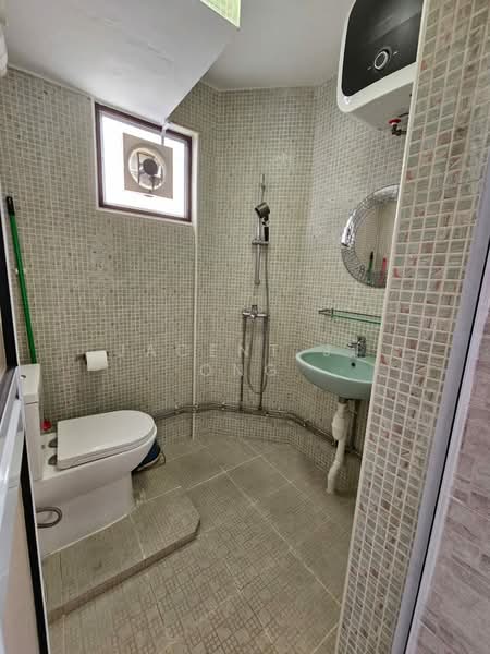 102 Jurong East Street 13, 102 Jurong East Street 13, 3 Bedrooms, 1,012 sqft, HDB Flat For Rent, by Jacent Jj Ong, 500157875 - Bathroom - PropertyGuru.com.sg