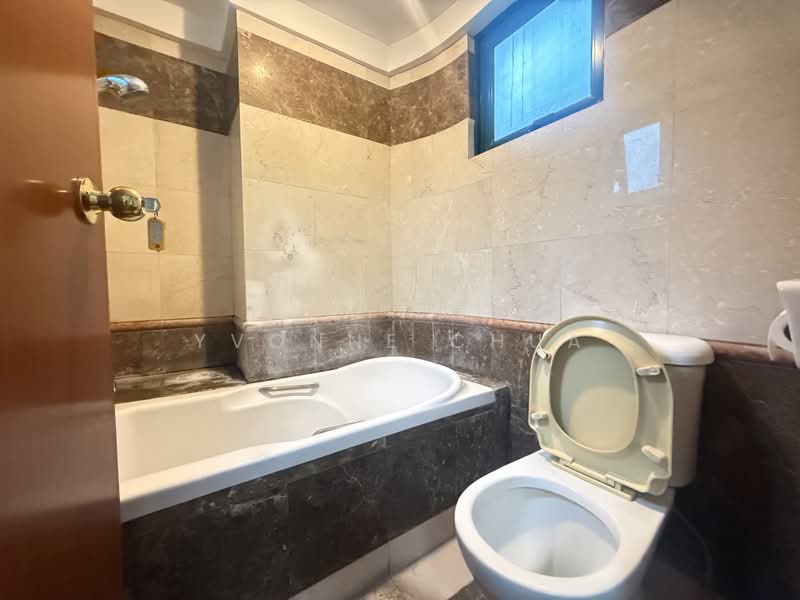 Surrey Court, 12 Surrey Court, 4 Bedrooms, 1,650 sqft, Condominium For Rent, by Yvonne Chua, 500157922 - Bathroom - PropertyGuru.com.sg